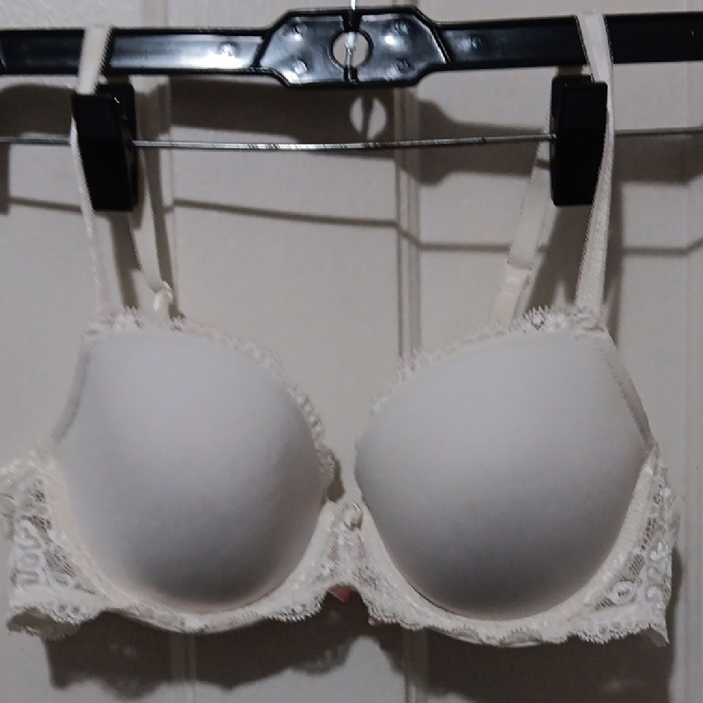 Victoria's Secret Cream Lace Bra Sz 36B Gently Used